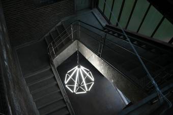 Ein edler Diamant aus LIGEO Leuchten erhellt das Treppenhaus der Zeche Zollverein.