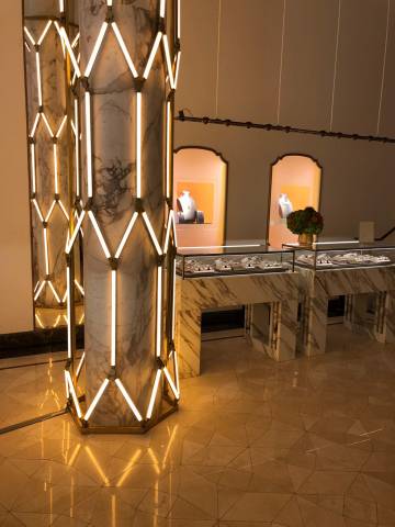 Ein Netz aus LIGEO Leuchten umrahmt die Säulen des Bulgari Shops in Spanien und unterstreicht das edle Design.