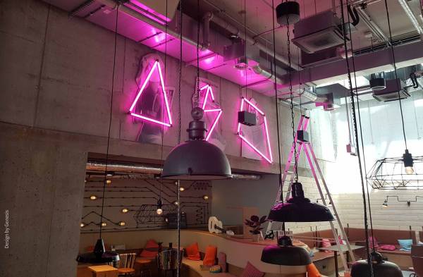 Das Lichtsystem LIGEO verziert die Wand im Moxy Hotel Frankfurt mit auffallend pinker Akzent-Beleuchtung.