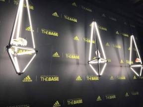 LIGEO Leuchten setzten Adidas Schuhe gekonnt in Szene.