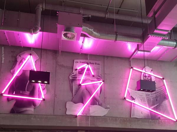 Das Lichtsystem LIGEO verziert die Wand im Moxy Hotel Frankfurt mit auffallend pinker Akzent-Beleuchtung.
